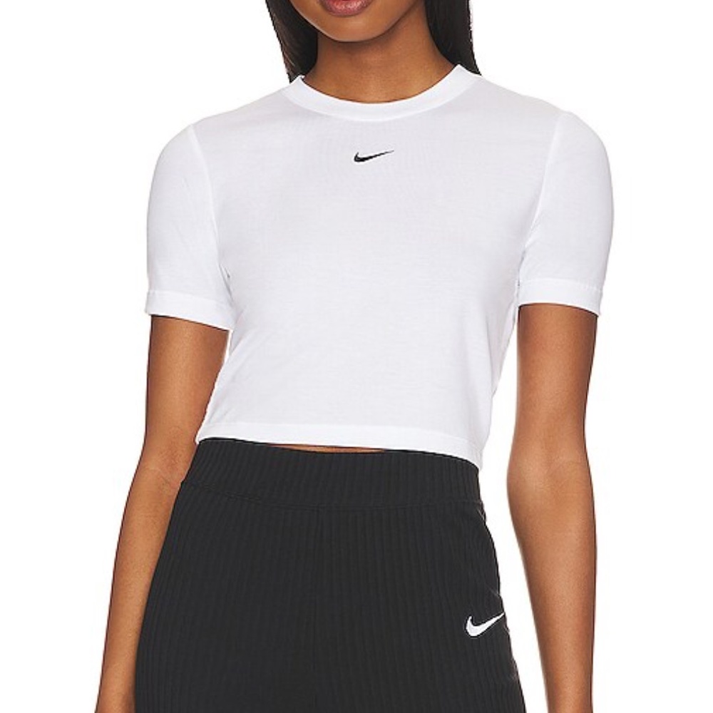 Nike Sportswear Essential Women's Slim-fit Crop T-Shirt